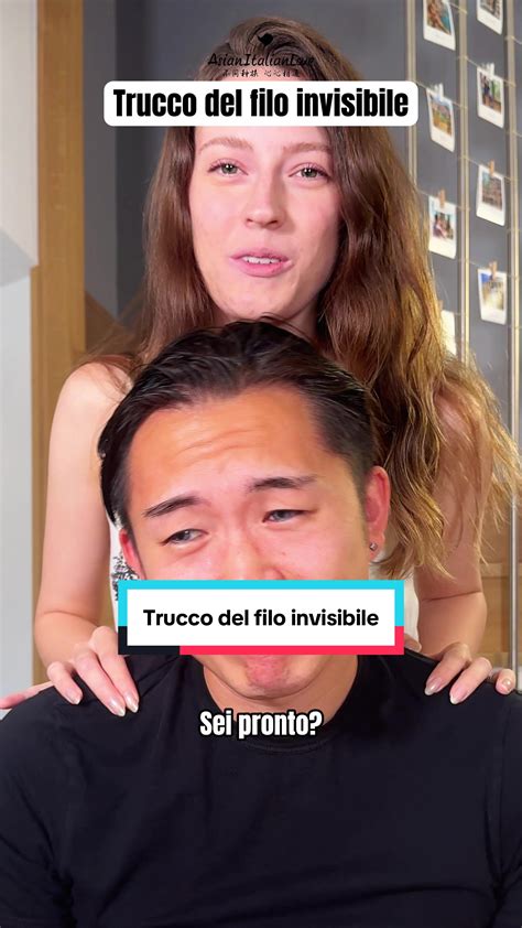 Ragazzina impertinente con un'espressione maliziosa, pronta a fare uno scherzo.