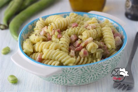 Immagine di gnocchi freschi con fave e pancetta in un piatto da portata