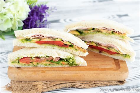 tramezzini vegetariani con verdure grigliate e formaggio