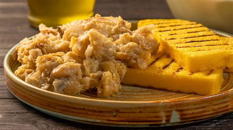 Piatto di Baccalà alla Vicentina servito con polenta
