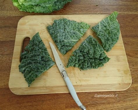 Foglie di cavolo verza pronte per essere preparate