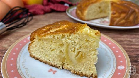 decorazione torta di mele con fettine di mela e zucchero di canna