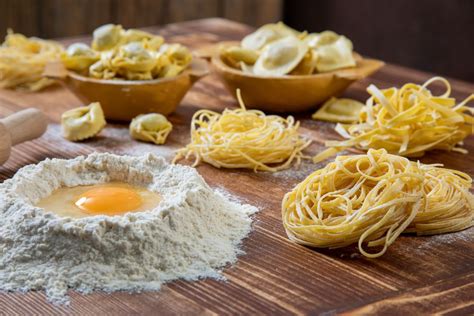 Ingredienti per la pasta fresca: farina, uova, semola