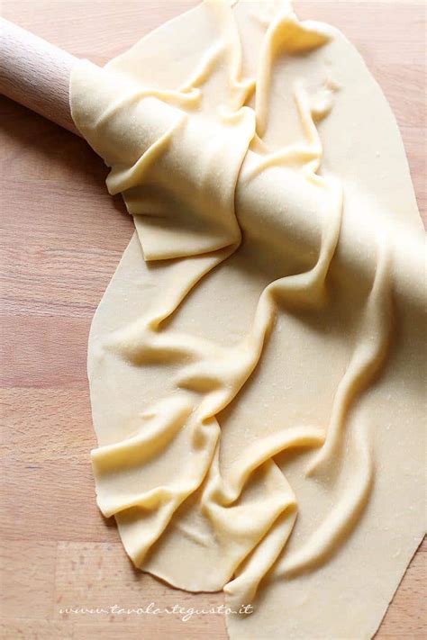 Sfoglia di pasta fresca tirata sottile