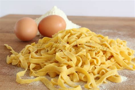 Tagliatelle fresche all'uovo condite con limone