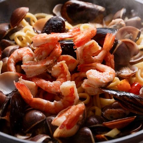 Padella con ragù di mare a base di gamberi e calamari pronto per condire gli gnocchi