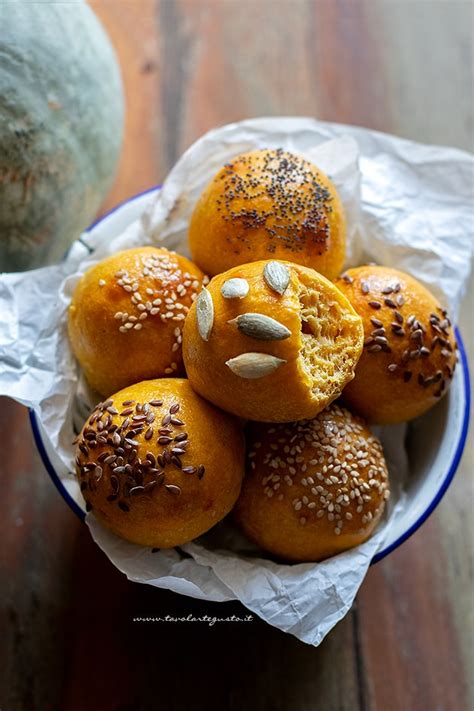 Zucca autunnale con foglie secche e ingredienti per la preparazione di panini alla zucca