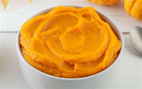 Purea di zucca liscia e omogenea in una ciotola