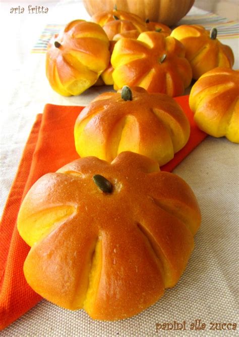 Impasto per panini alla zucca nella ciotola della planetaria, coperto con pellicola