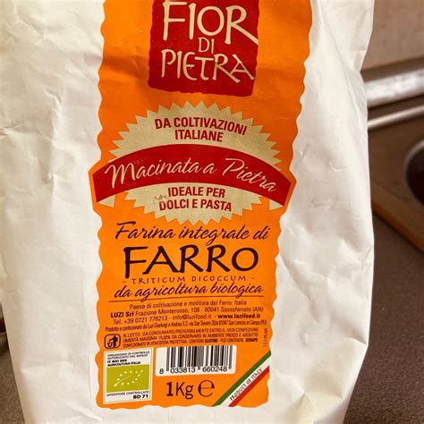 Foto di diverse confezioni di farina di farro integrale in vari formati