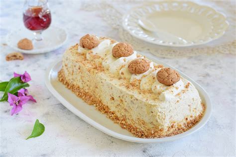 porzione di semifreddo agli amaretti decorato con briciole di amaretto