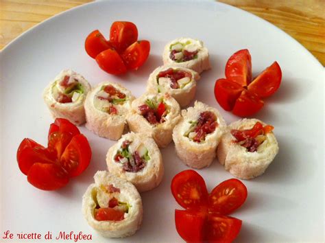 ingredienti per la variante di rotolini: pane, robiola, bresaola, pomodorini, basilico