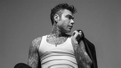Foto di Fedez e Alessandro Cattelan visibilmente provati dopo aver assaggiato il peperoncino.