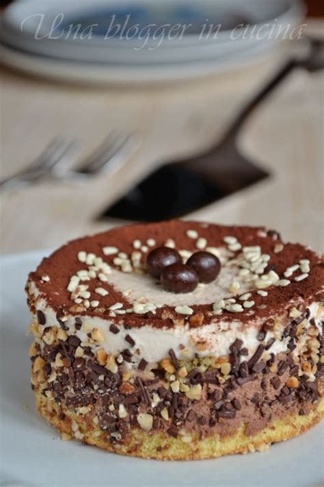 Immagine di un semifreddo al cioccolato e caffè con strati alternati di crema e biscotti inzuppati.