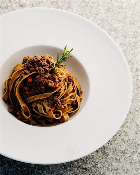 infografica con ingredienti per la marinatura del ragù di cervo