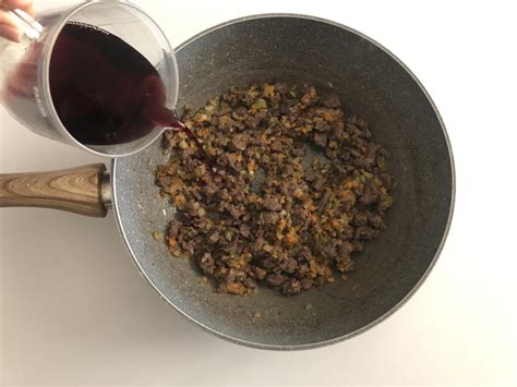 foto di una casseruola con ragù di cervo in cottura lenta