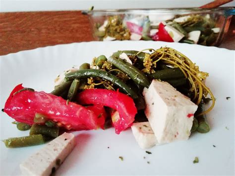 Insalata di fagiolini dall'occhio con erbe aromatiche