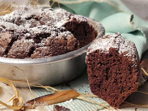 fetta di ciambellone al cioccolato con zucchero a velo