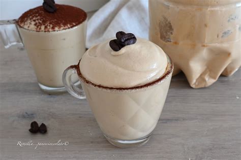 Coppette di zabaione al caffè guarnite con panna e chicchi di caffè