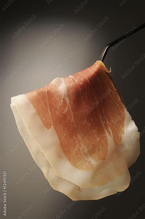 Primo piano di una fetta di Prosciutto Crudo di Cuneo DOP, con la sua caratteristica marezzatura