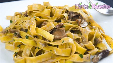 piatto fumante di tagliatelle con funghi porcini, pancetta e panna