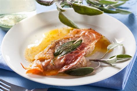 Immagine di saltimbocca alla romana pronti in padella con salvia e prosciutto