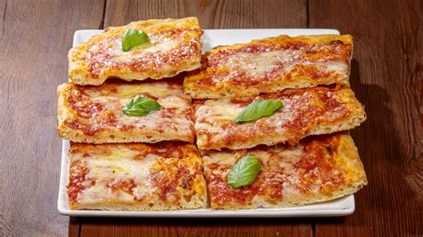 Immagine di filoncini di impasto per pizza su una teglia prima della cottura