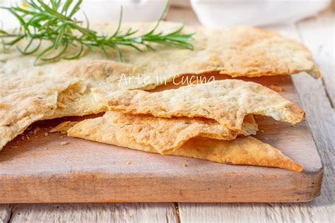 impasto della pizza scrocchiarella steso sul piano di lavoro