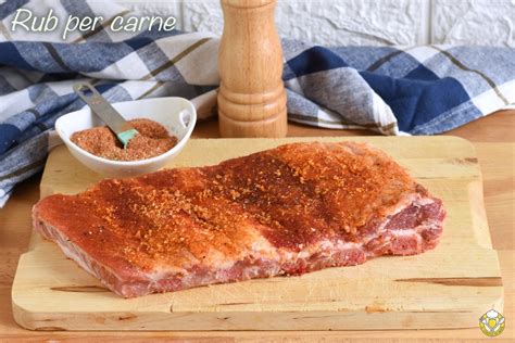 Un assortimento di spezie e ingredienti per preparare un rub per la coppa di maiale.