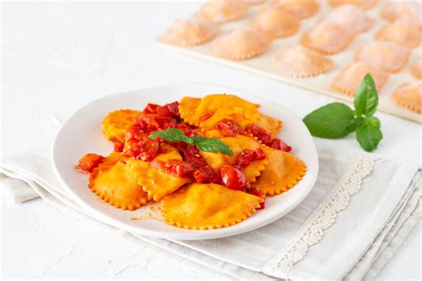 Illustrazione di ravioli dolci ripieni e dorati