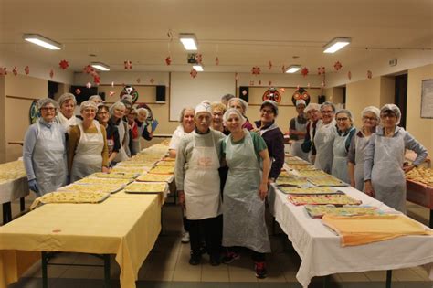 Foto di volontari che preparano i ravioli in un oratorio