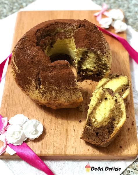 Un primo piano di una ciambella tiramisù soffice e invitante, con una spolverata di cacao amaro.