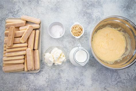 Schema con i passaggi chiave della preparazione della ciambella tiramisù, dalla montatura delle uova all'assemblaggio degli impasti.