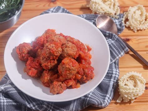 Ingredienti per le polpette al sugo (carne macinata, salsiccia, pane raffermo, formaggio)