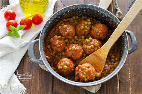 Polpette al sugo con tacchino, carote e piselli pronte per essere servite