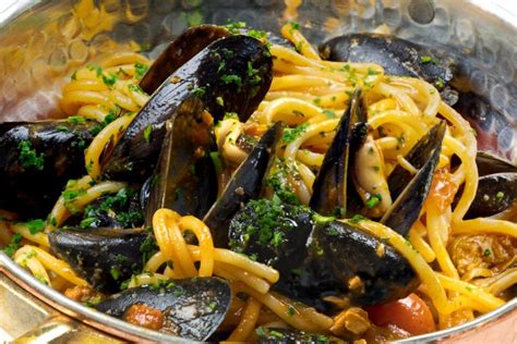 Immagine di cozze fresche e spaghetti, con ingredienti per la carbonara di mare