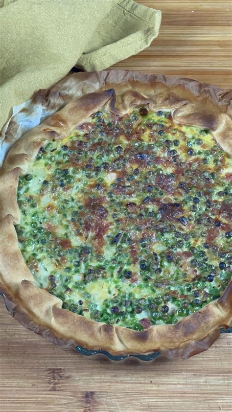 Preparazione della torta salata piselli e pancetta, mostrando i vari passaggi della farcitura e cottura