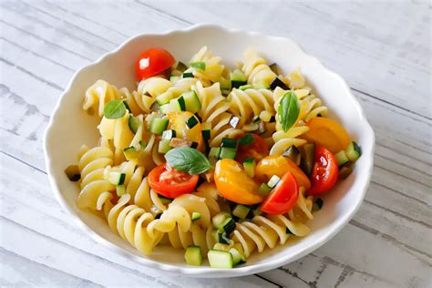 Rinfrescante insalata di pasta fredda con verdure colorate