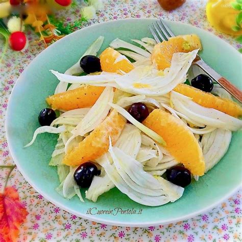 Insalata colorata con finocchi, arance, olive e noci