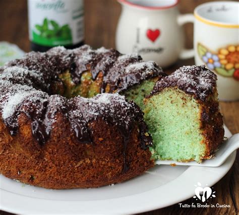 Immagine di una ciambella vegana al cacao, menta e cocco, tagliata a fette per mostrare la morbidezza interna e le gocce di cioccolato.