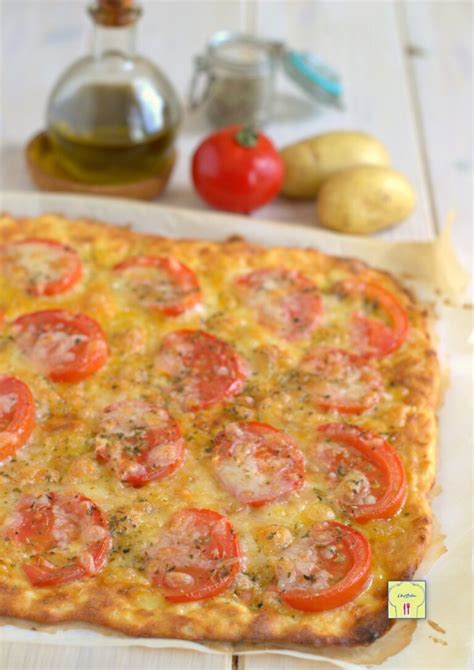 pizza schiacciata con patate e salame in forno