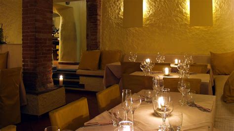 Interno accogliente del ristorante Impastata Guasta con tavoli apparecchiati