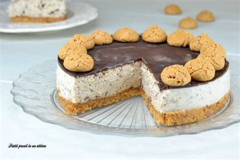 Immagine di una cheesecake amaretti e cioccolato finita, ben presentata su un piatto da portata.