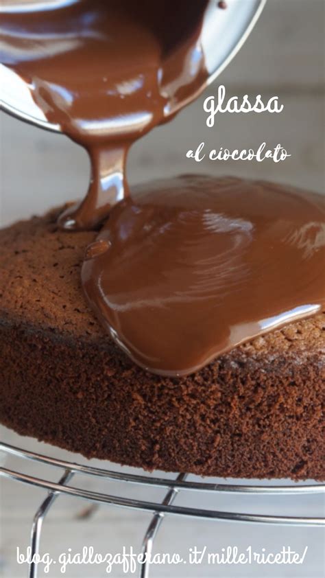 Immagine della cheesecake che viene ricoperta con la glassa al cioccolato.