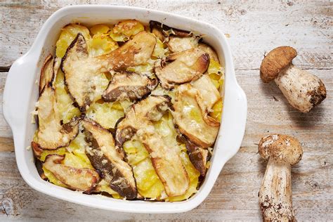 Immagine di una teglia con patate e funghi porcini pronta per essere infornata