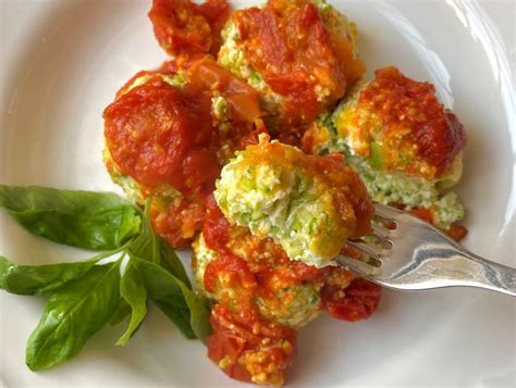 Formazione e cottura delle polpette di ricotta e zucchine