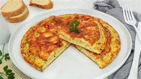 Immagine di una frittata appetitosa preparata con patatine fritte avanzate.