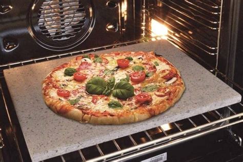 Pietra refrattaria posizionata nel forno preriscaldato pronta per la cottura della pizza