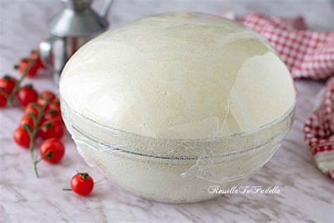 Impasto della pizza che lievita all'interno di una ciotola coperta