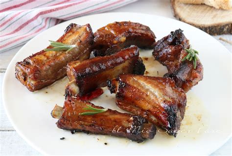 Immagine di costine di maiale glassate e succulente sulla griglia